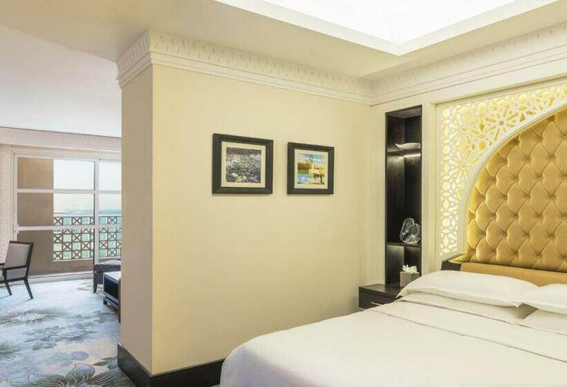 Клубный номер с видом на бассейн, Sheraton Sharjah Beach Resort And Spa