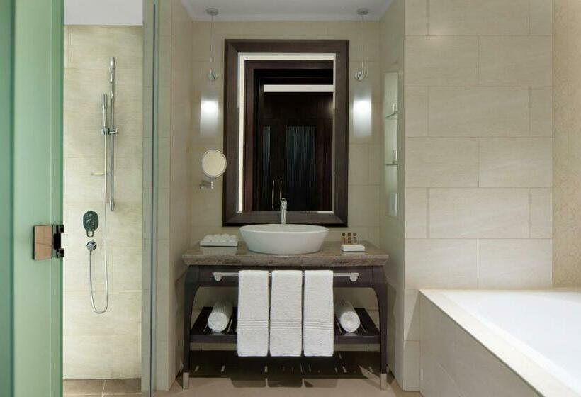 چشمانداز استخر اتاق کلوب, Sheraton Sharjah Beach Resort And Spa