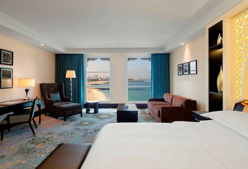 چشمانداز استخر اتاق کلوب, Sheraton Sharjah Beach Resort And Spa