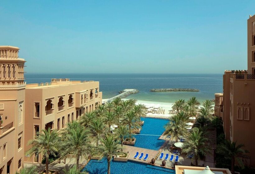 چشمانداز استخر اتاق کلوب, Sheraton Sharjah Beach Resort And Spa