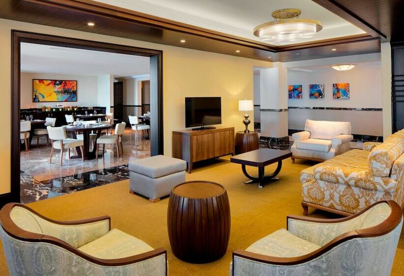 چشمانداز استخر اتاق کلوب, Sheraton Sharjah Beach Resort And Spa