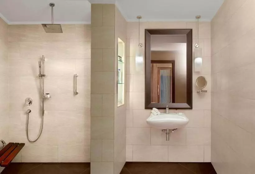 キングサイズベッド、シティビューデラックスルーム, Sheraton Sharjah Beach Resort And Spa