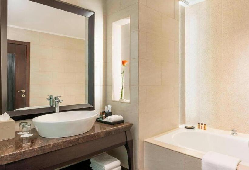 اتاق دلوکس با تخت کینگ و چشمانداز شهر, Sheraton Sharjah Beach Resort And Spa