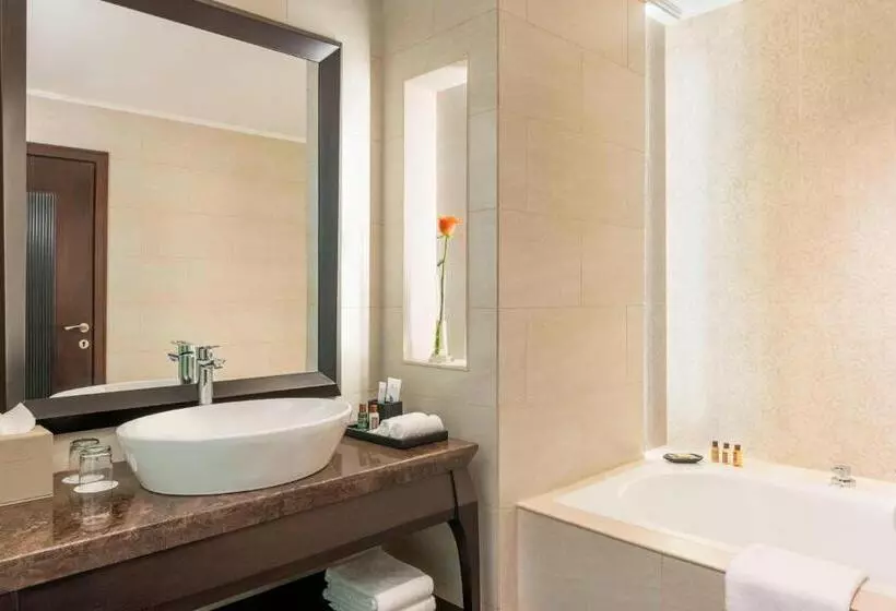 キングサイズベッド、シティビューデラックスルーム, Sheraton Sharjah Beach Resort And Spa