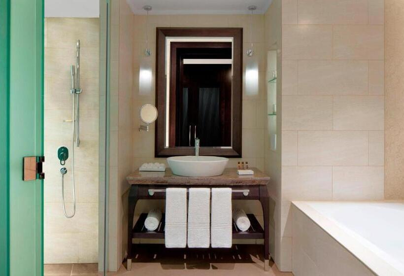 اتاق سوپریور با تخت بزرگ, Sheraton Sharjah Beach Resort And Spa