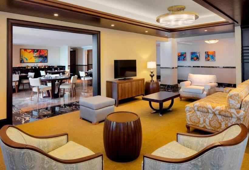 Клубный номер с видом на бассейн, Sheraton Sharjah Beach Resort And Spa