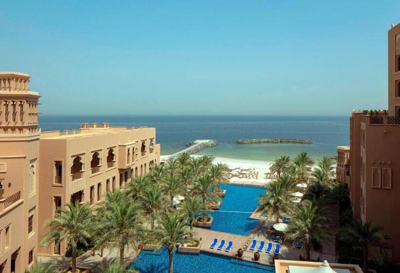 چشمانداز استخر اتاق کلوب, Sheraton Sharjah Beach Resort And Spa