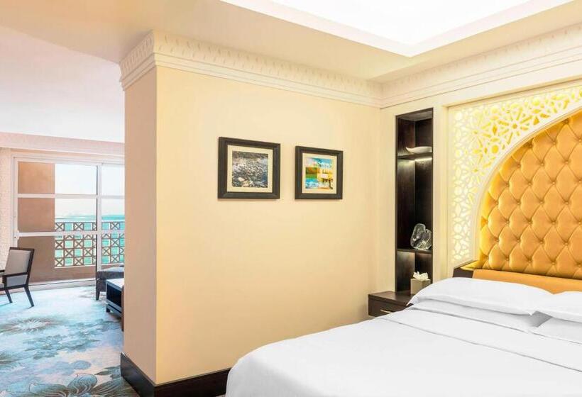 چشمانداز استخر اتاق کلوب, Sheraton Sharjah Beach Resort And Spa