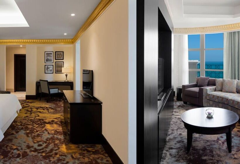 چشمانداز استخر اتاق کلوب, Sheraton Sharjah Beach Resort And Spa