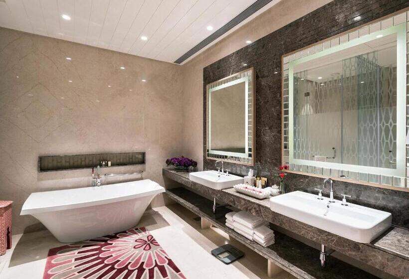 سوییت لوکس, Taj Santacruz