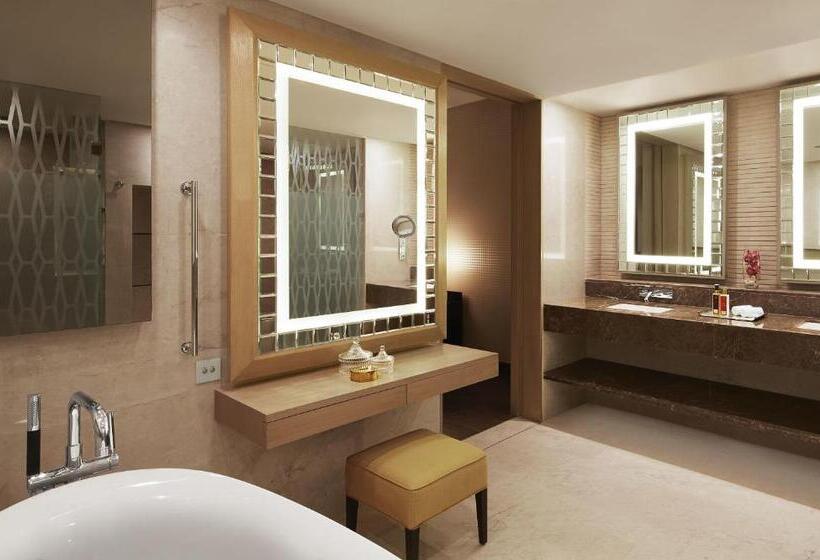 سوییت لوکس, Taj Santacruz