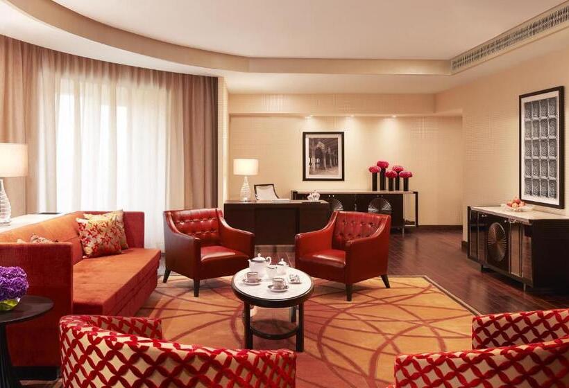 سوییت لوکس, Taj Santacruz