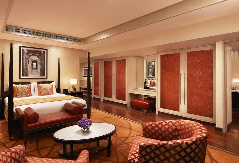 سوییت لوکس, Taj Santacruz