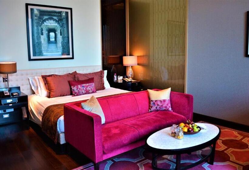 Club Room King Bed, Taj Santacruz