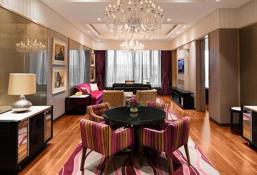 سوئیت پرزیدنت, Taj Santacruz