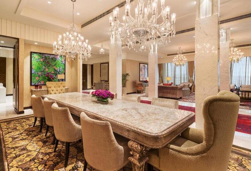 سوئیت پرزیدنت, Taj Santacruz