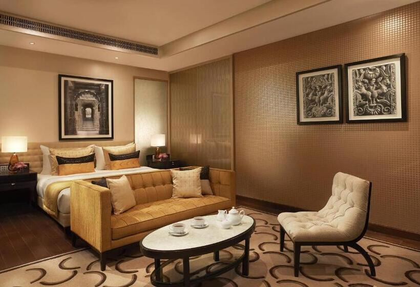 اتاق لوکس با چشمانداز, Taj Santacruz