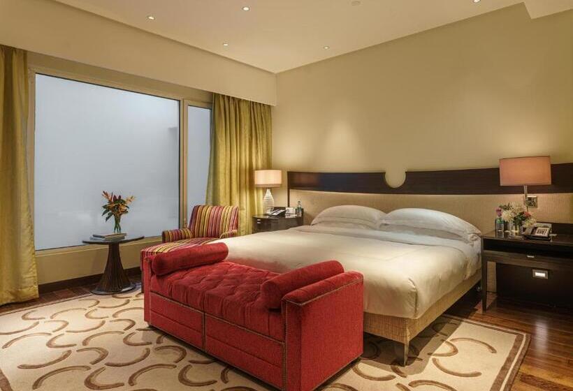 اتاق لوکس با چشم‌انداز, Taj Santacruz