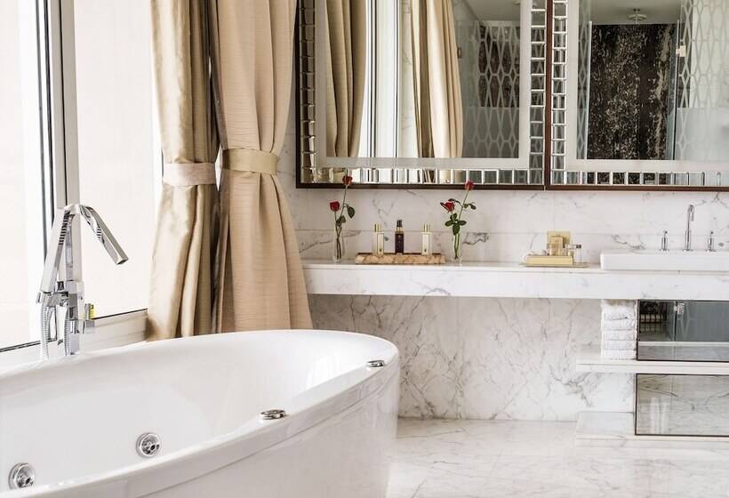 سوئیت پرزیدنت, Taj Santacruz