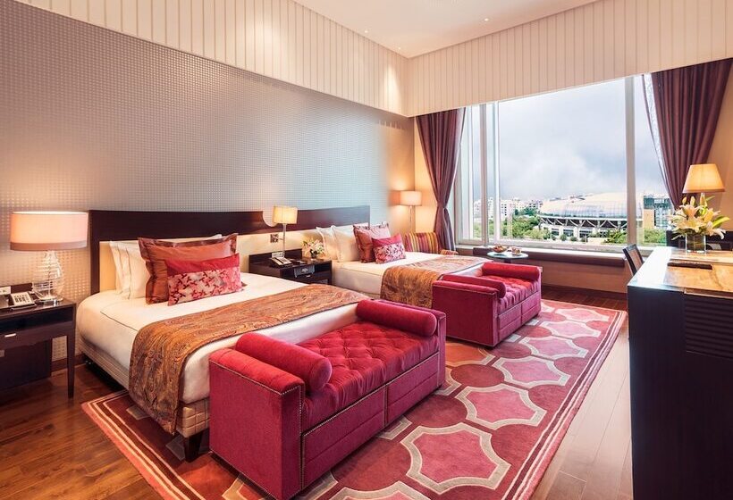 اتاق کلاب, Taj Santacruz