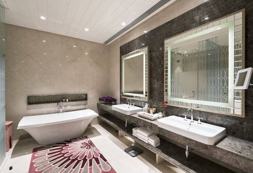 سوییت لوکس, Taj Santacruz