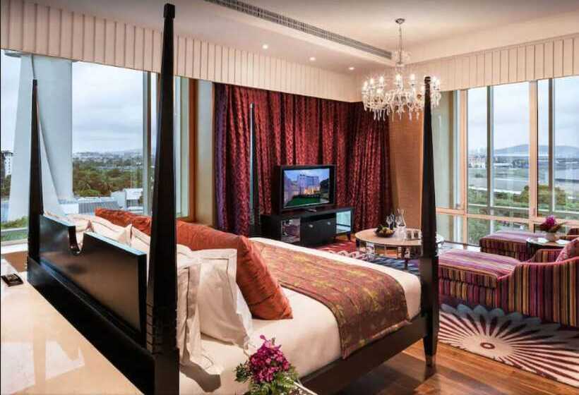 سوییت لوکس, Taj Santacruz