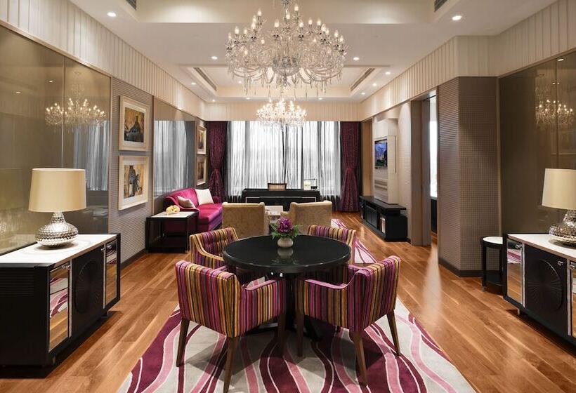 سوییت لوکس, Taj Santacruz