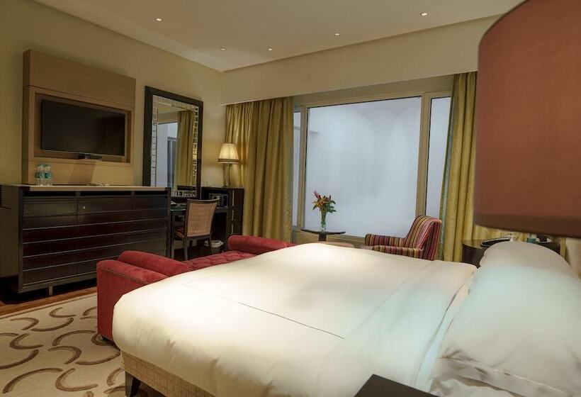 اتاق لوکس, Taj Santacruz