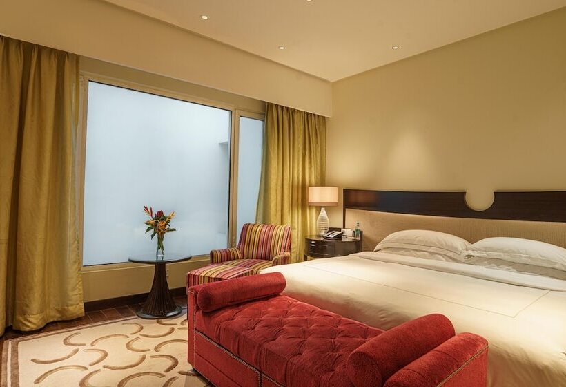 اتاق لوکس, Taj Santacruz