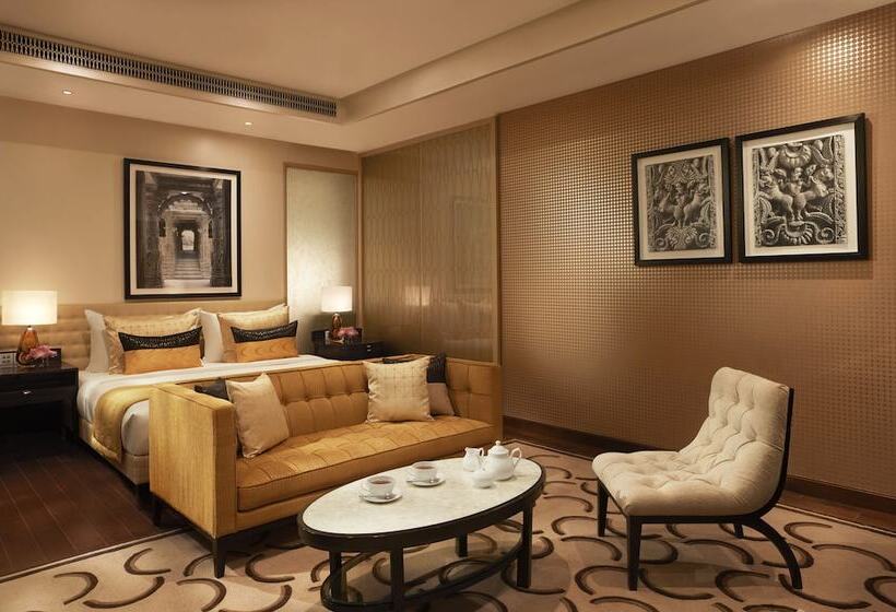 اتاق لوکس, Taj Santacruz