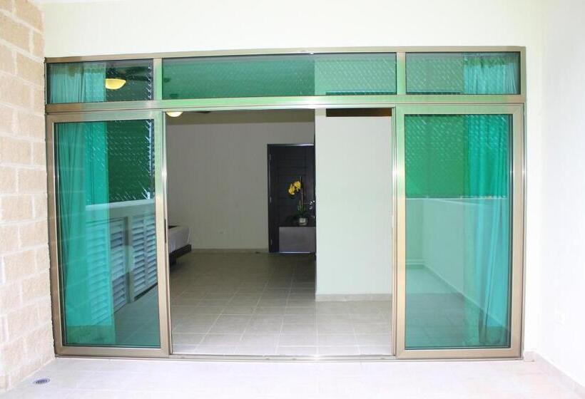 اتاق لوکس سه تخته, Angelo S