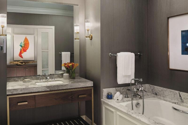 اتاق لوکس سه تخته, Angelo S