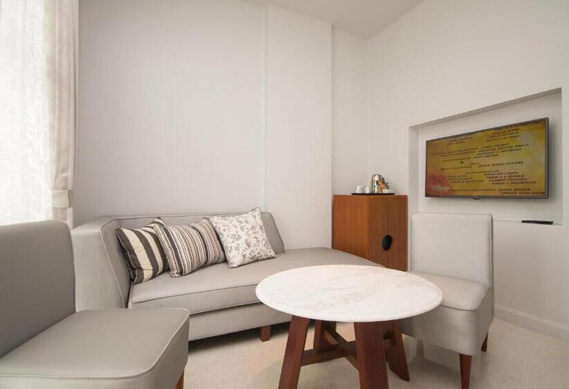 주니어 스위트, Little Nyonya