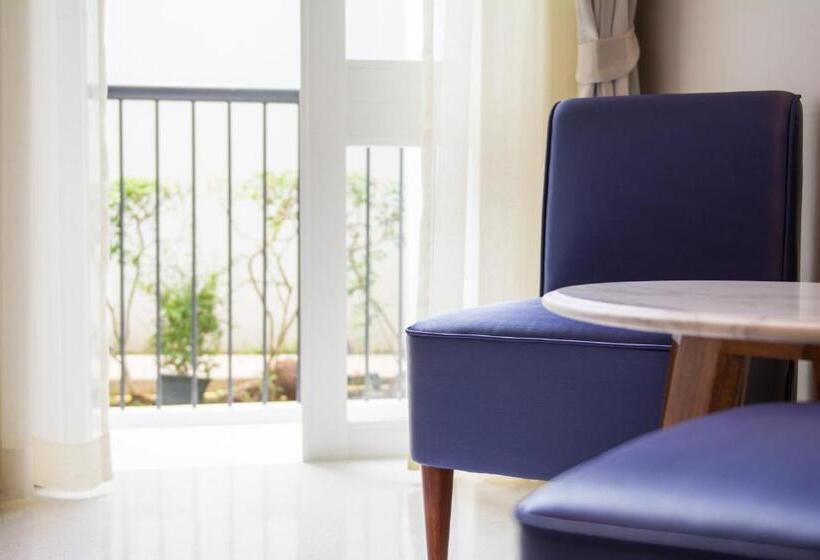 디럭스 룸, Little Nyonya