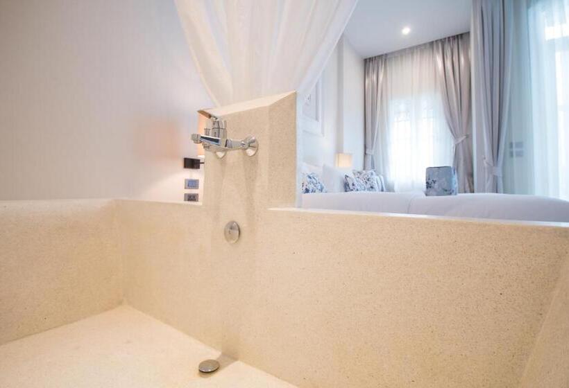 디럭스 룸, Little Nyonya