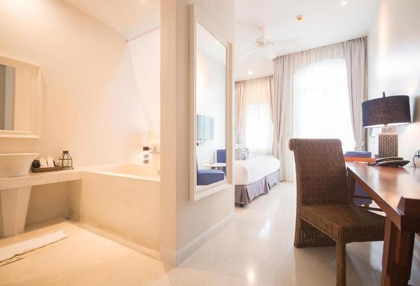 디럭스 룸, Little Nyonya