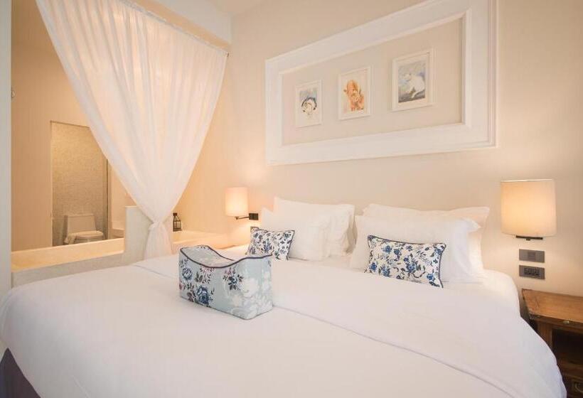 디럭스 룸, Little Nyonya