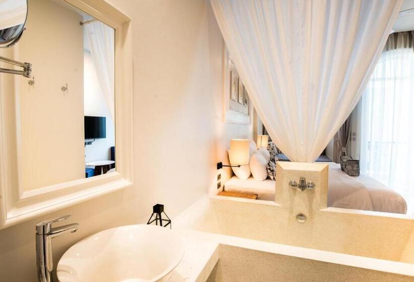 디럭스 룸, Little Nyonya