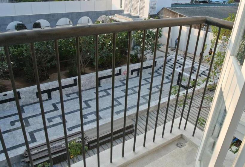 수피리어 룸, Little Nyonya