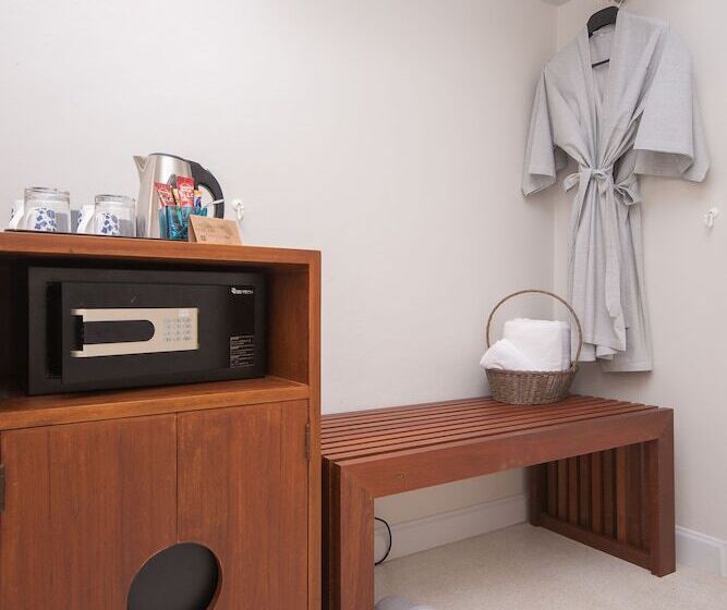 디럭스 룸, Little Nyonya