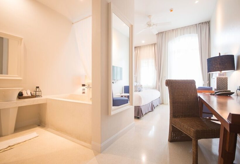 디럭스 룸, Little Nyonya