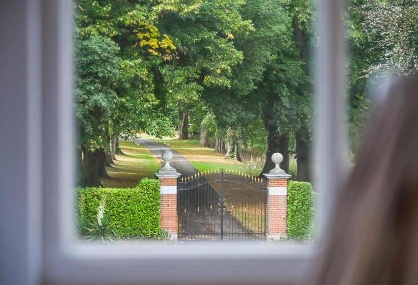 Апартаменты 3 Спальни Вид на Море, Saltcote Place