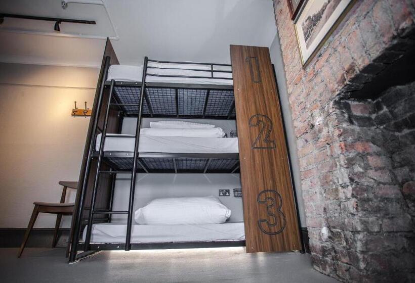 공용 욕실 구비 공동 객실 내의 침대, Publove @ The Crown Battersea