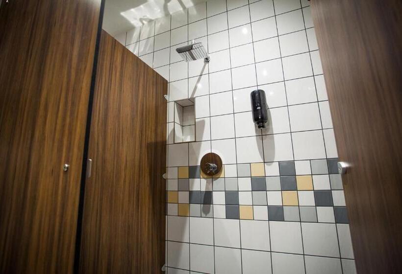 سرير فى غرفة مشتركة مزودة بحمام مشترك, Publove @ The Crown Battersea