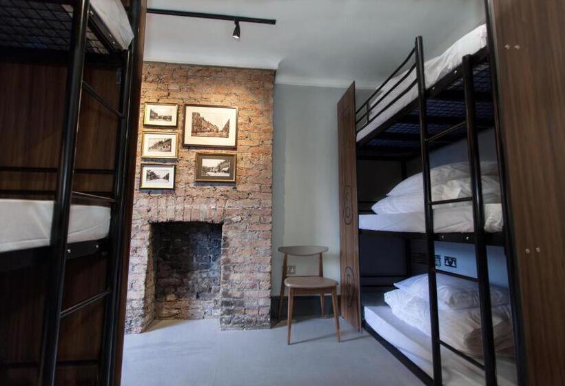 공용 욕실 구비 공동 객실 내의 침대, Publove @ The Crown Battersea