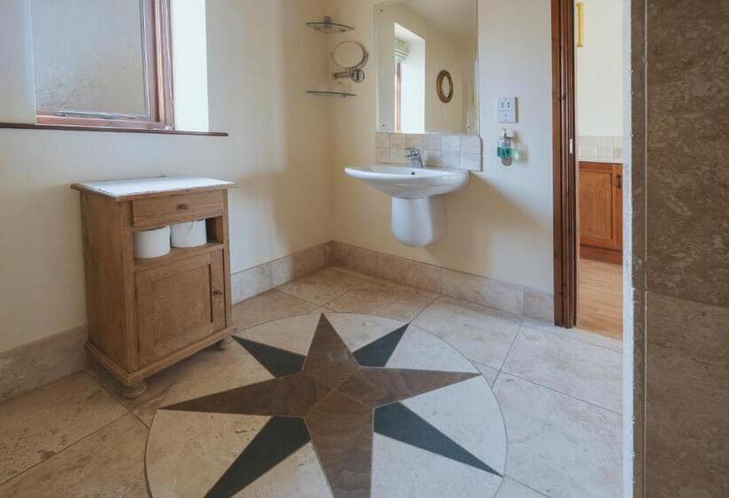 デラックスルーム, Brickfields Farm