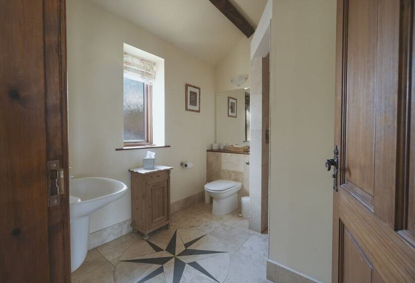 デラックスルーム, Brickfields Farm