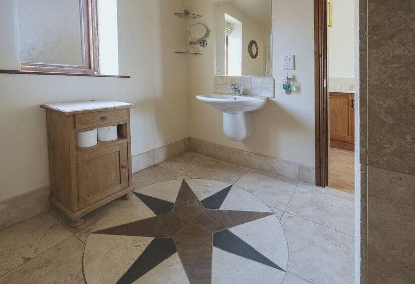 デラックスルーム, Brickfields Farm