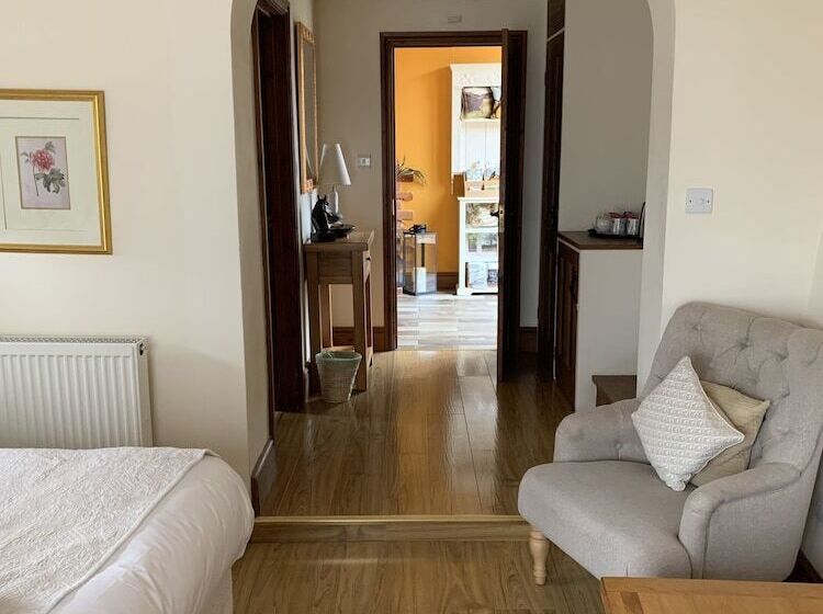 スタンダードルーム, Brickfields Farm