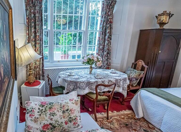 Трехместный Номер Стандарт Вид на Сад, Dawson Place, Juliette's Bed And Breakfast